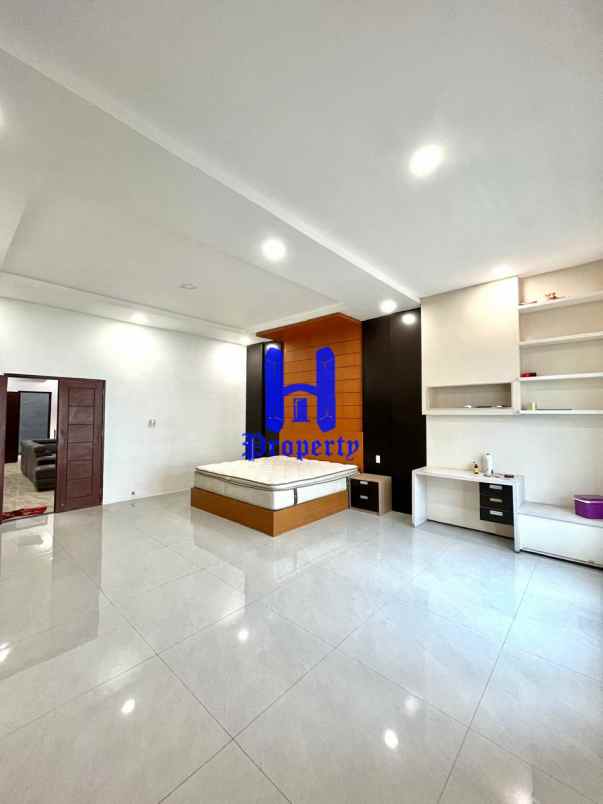 dijual rumah komplek graha metropolitan