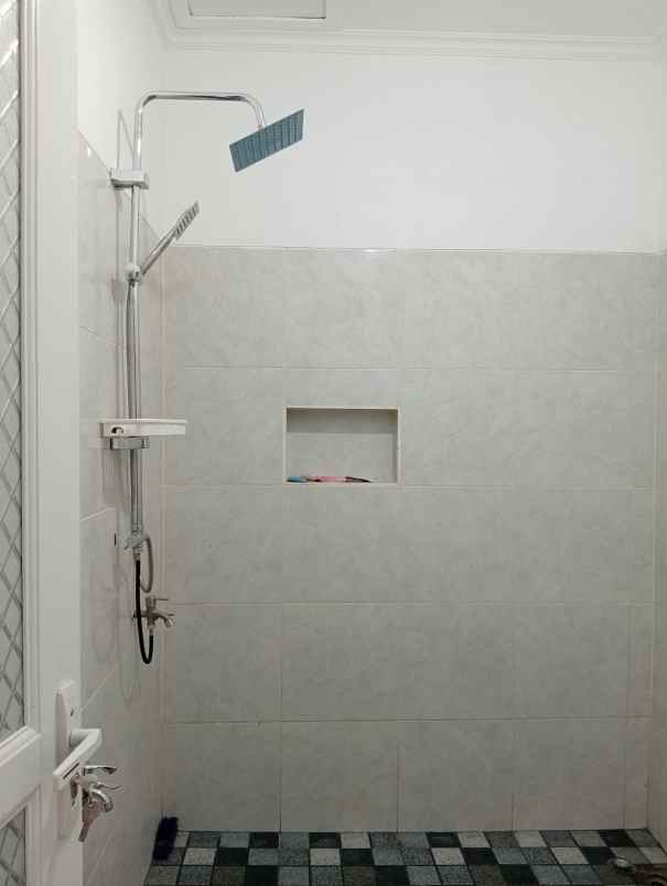 dijual rumah komplek permata biru