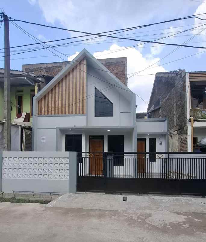 dijual rumah komplek permata biru