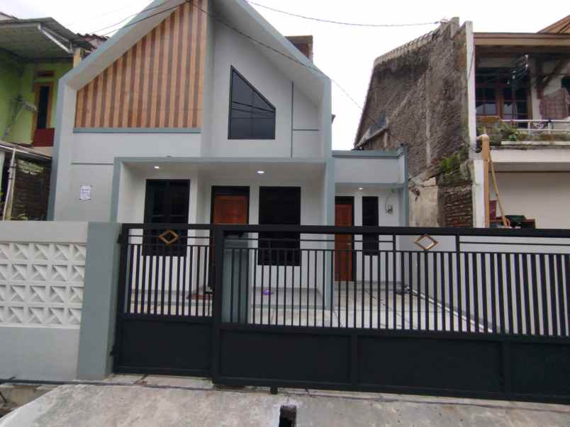 dijual rumah komplek permata biru