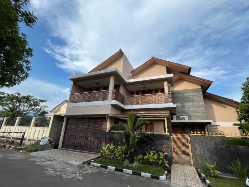Dijual Rumah Mewah Komplek Setra Dago Antapani Bandung Harga Nego