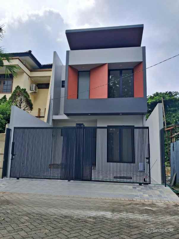 dijual rumah manyar