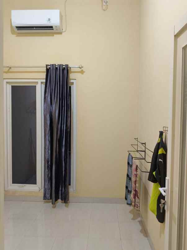 dijual rumah manyar rejo