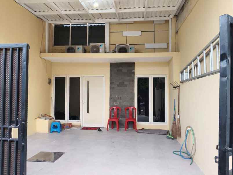dijual rumah manyar rejo