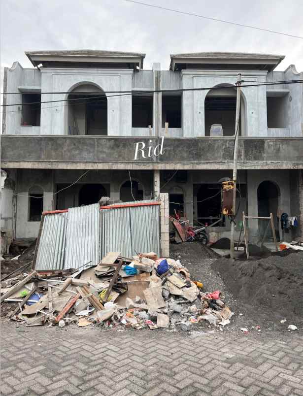 dijual rumah manyar tompotika