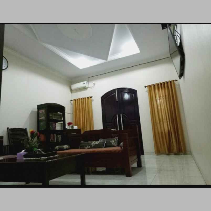 dijual rumah meruya utara