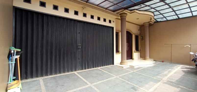 dijual rumah meruya utara