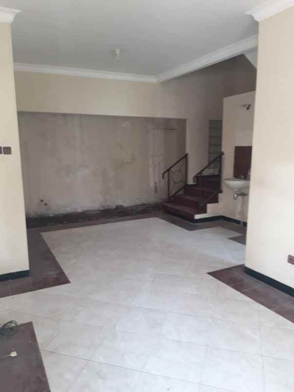 dijual rumah mulyosari
