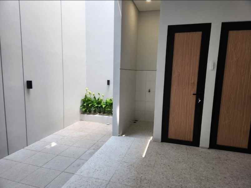 dijual rumah mulyosari prima