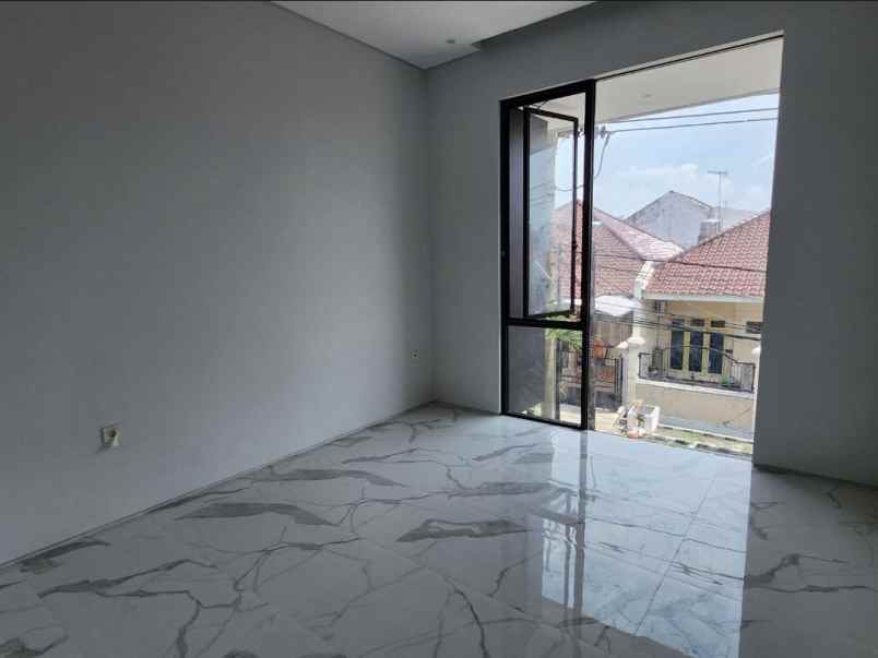 dijual rumah mulyosari prima