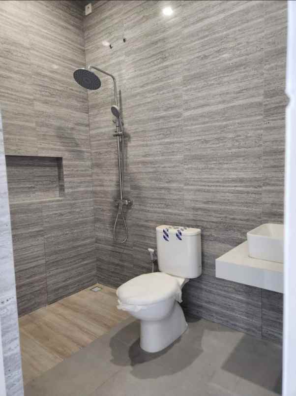 dijual rumah mulyosari prima