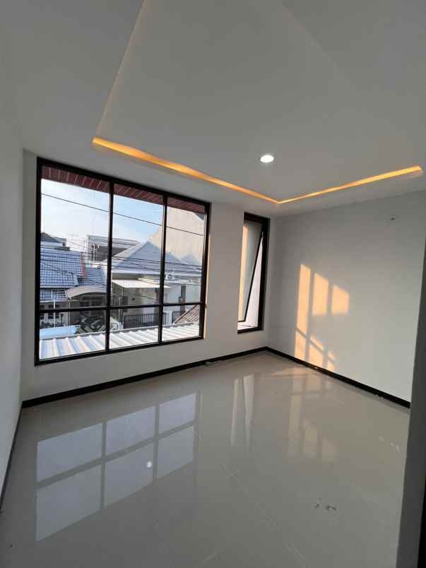 dijual rumah nginden intan timur