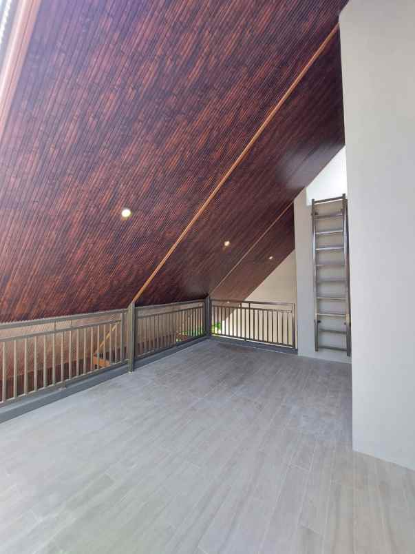 dijual rumah pakuwon city