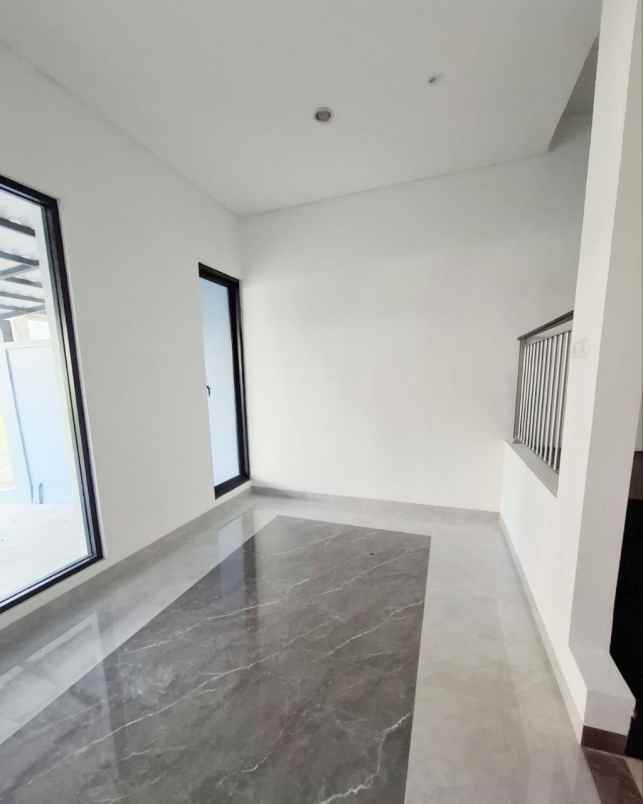 dijual rumah pakuwon city