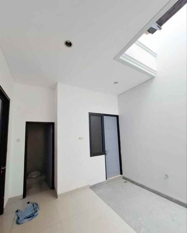 dijual rumah pakuwon city