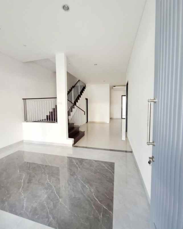 dijual rumah pakuwon city