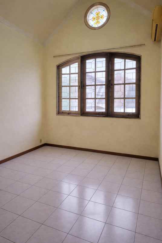 dijual rumah pakuwon indah