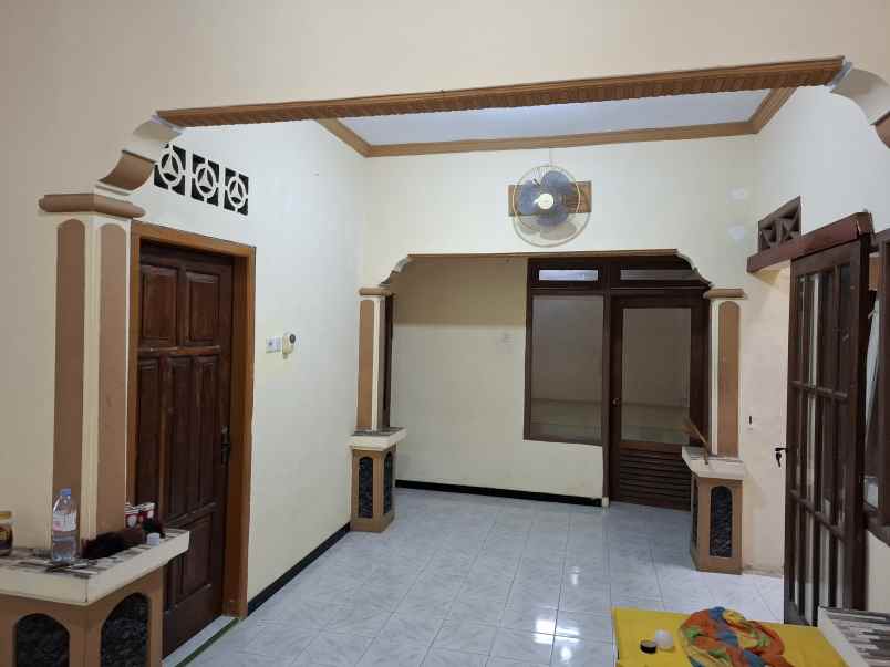 dijual rumah pojok di perumahan pondok gede jember