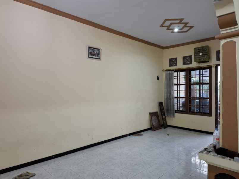 dijual rumah pojok di perumahan pondok gede jember