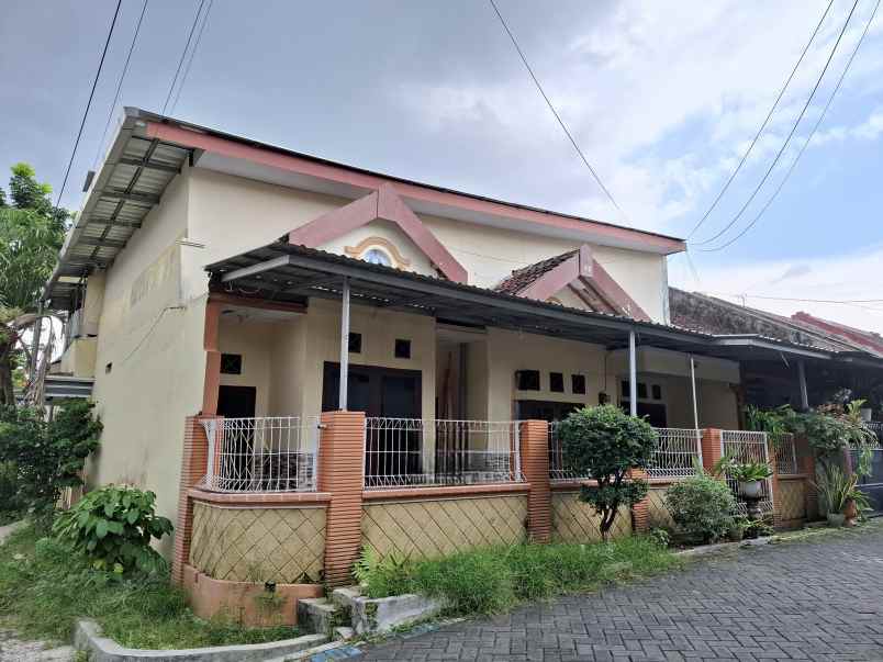 dijual rumah pojok di perumahan pondok gede jember
