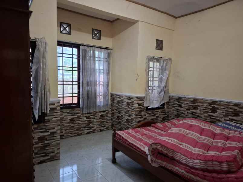 dijual rumah pojok di perumahan pondok gede jember