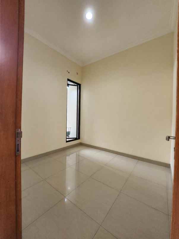 dijual rumah pondok aren