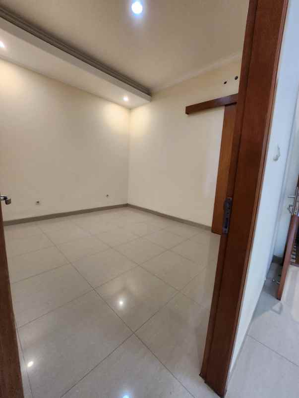 dijual rumah pondok aren