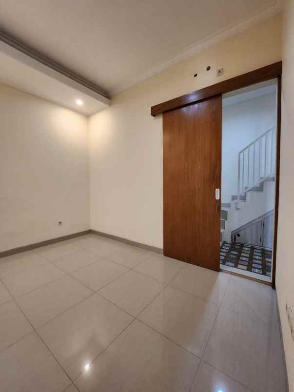 dijual rumah pondok aren