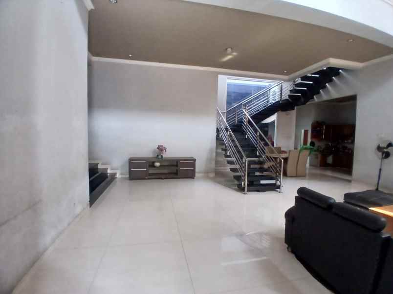 dijual rumah rawalumbu