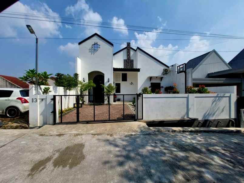 dijual rumah sariwangi
