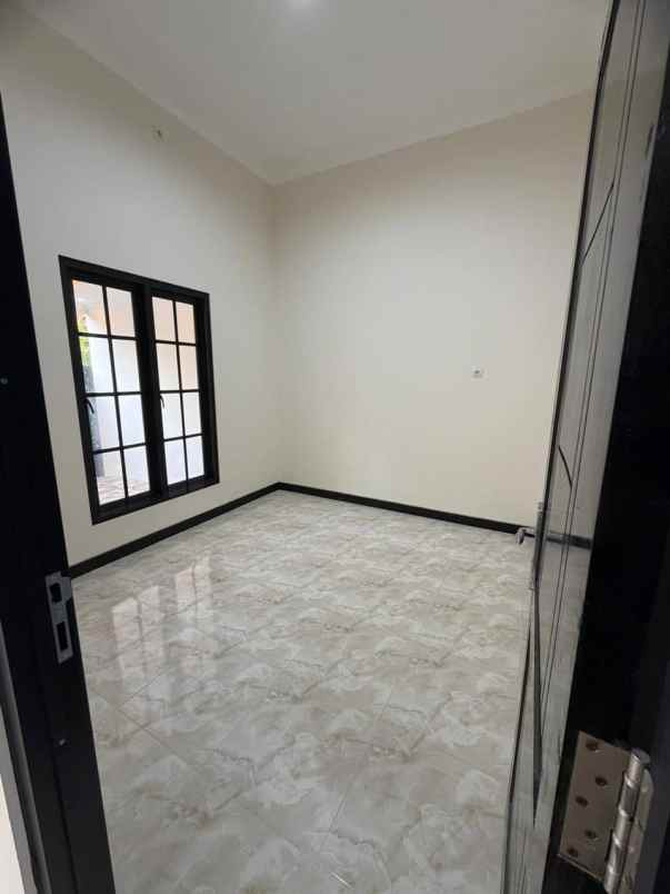 dijual rumah siap huni kemlaten sby selatan