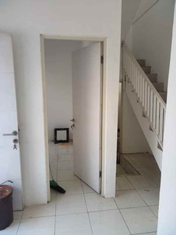 dijual rumah spring residence