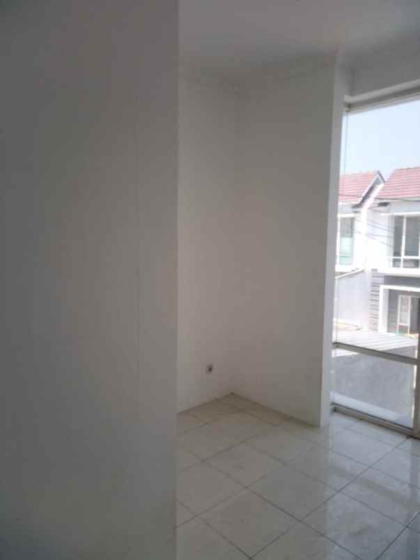dijual rumah spring residence
