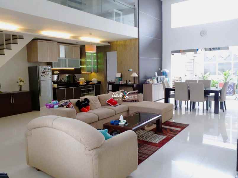 dijual rumah sutorejo utara