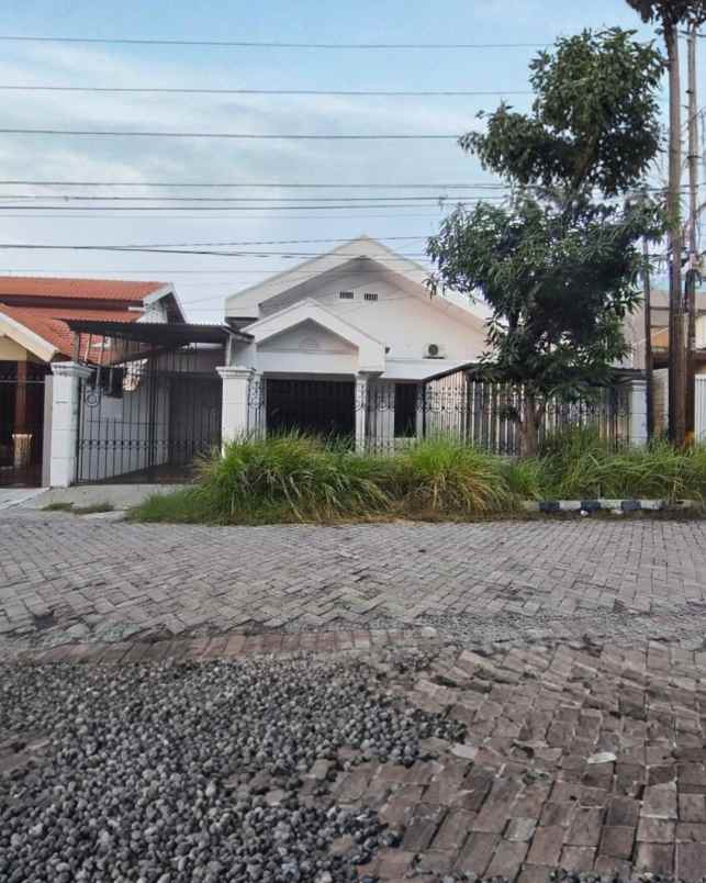dijual rumah sutorejo utara