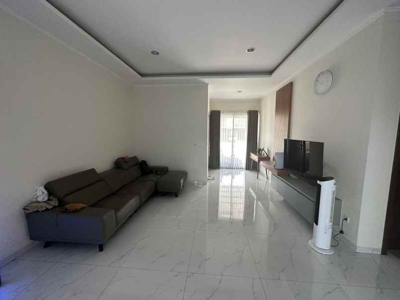 dijual rumah suvarna sutera tangerang