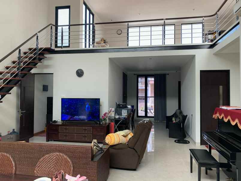 dijual rumah tenggilis