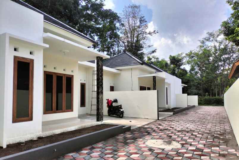 dijual rumah tirtoadi