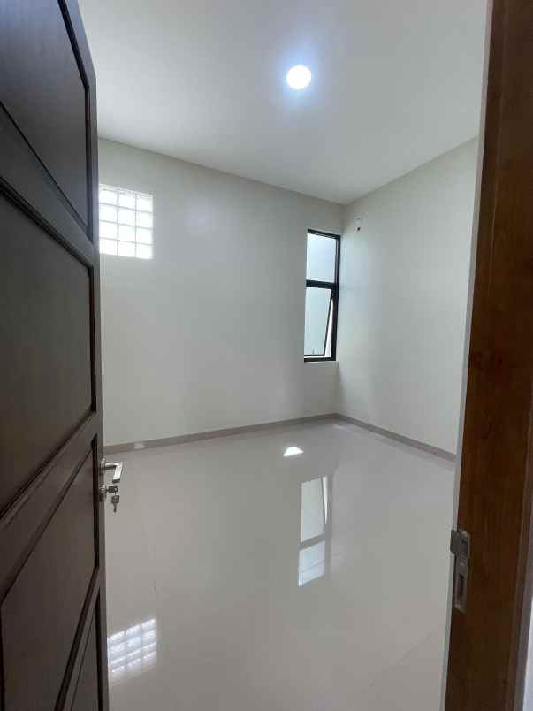 dijual rumah utara terminal