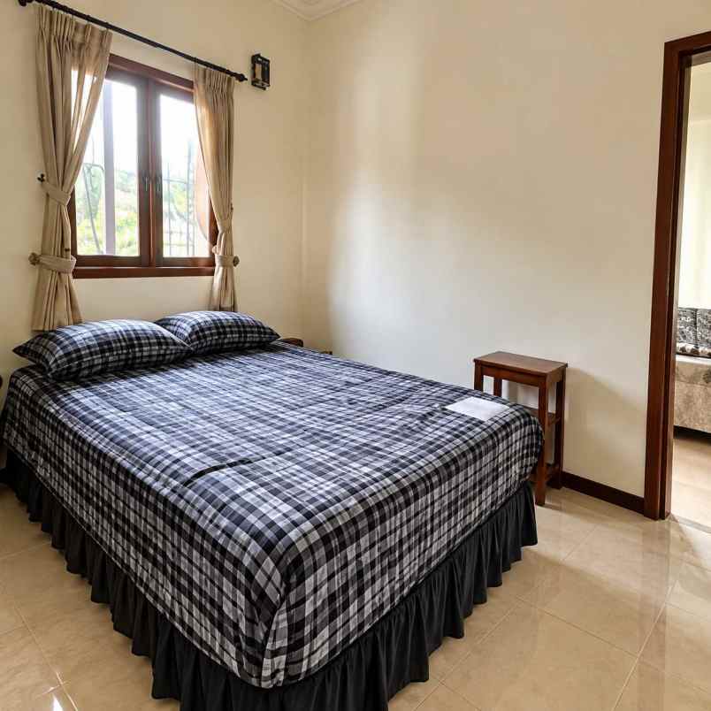 dijual villa jalan abdul gani