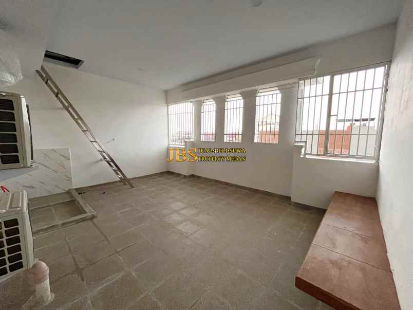 dijual villa komplek opera house jalan