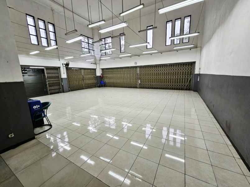 disewakan gedung bekas showroom di raya barata jaya