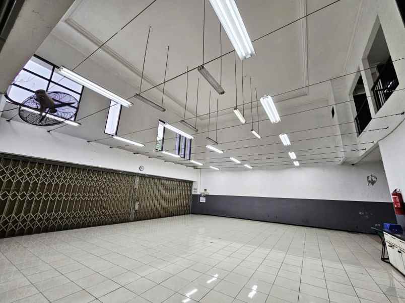 disewakan gedung bekas showroom di raya barata jaya