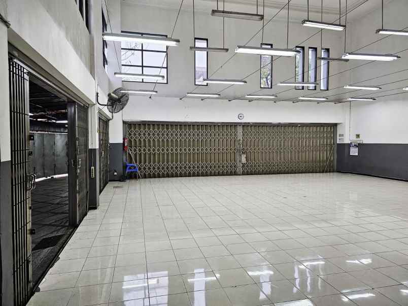 disewakan gedung bekas showroom di raya barata jaya