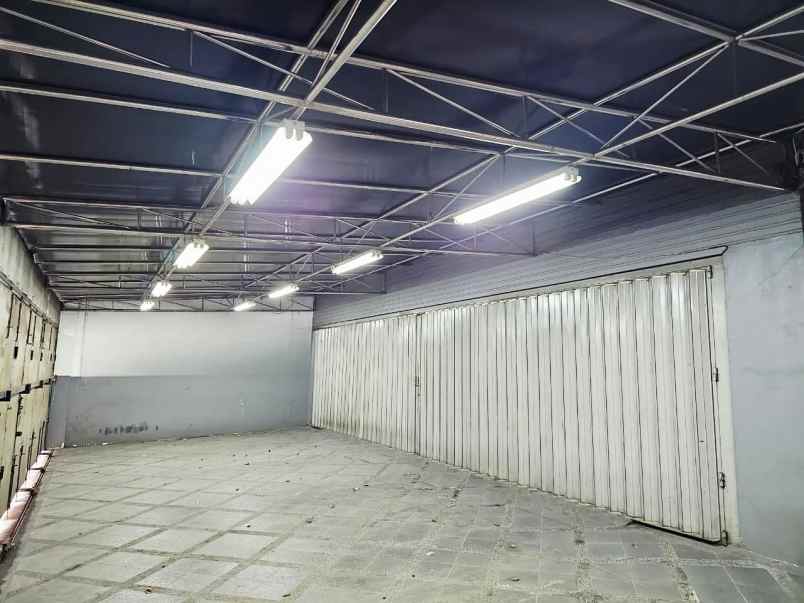 disewakan gedung bekas showroom di raya barata jaya