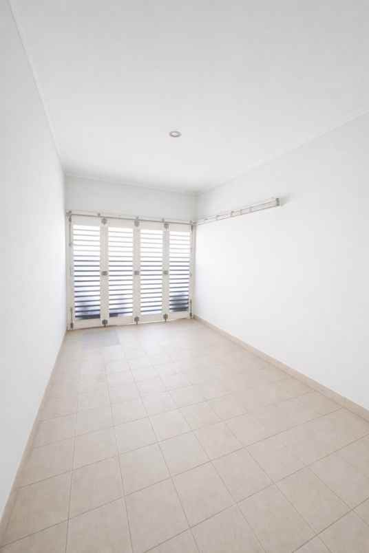 disewakan rumah jl emerald bintaro cluster