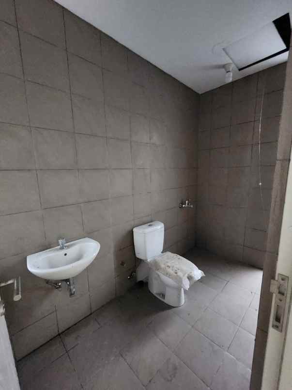 disewakan rumah jln raya tebel tebel