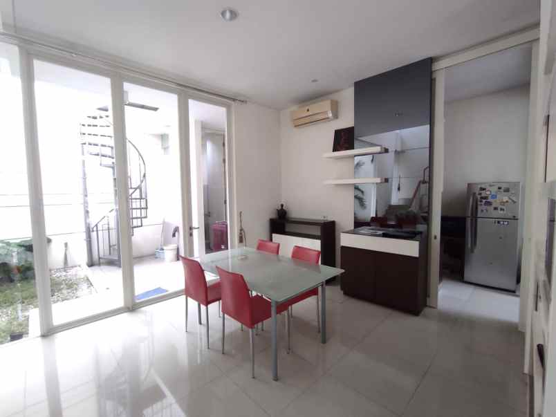 disewakan rumah the mansion pakuwon indah