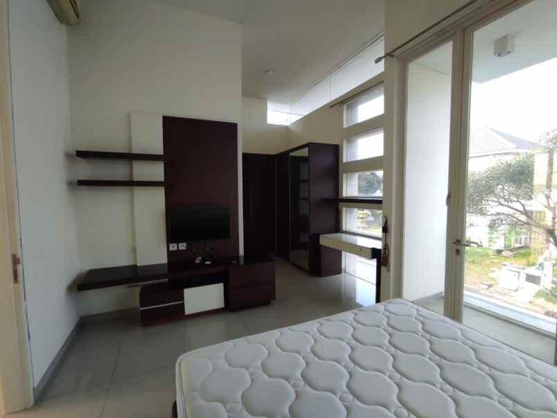 disewakan rumah the mansion pakuwon indah