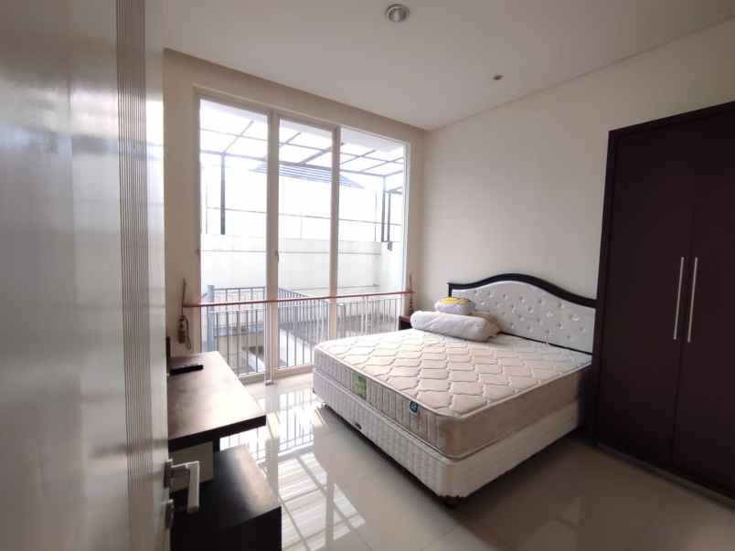 disewakan rumah the mansion pakuwon indah